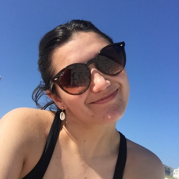 Meet your Posher, Abbey - Picture 1 of 1